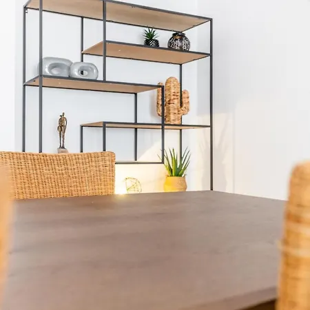 Bay Apartment *